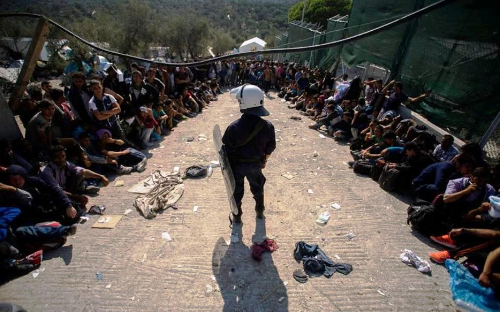 Συναγερμός στις αρχές ασφαλείας: ΜΚΟ ξεσηκώνουν τους μετανάστες – 200 άτομα κατευθύνονται από Μόρια προς Μυτιλήνη – Στήνει μπλόκα η ΕΛΑΣ